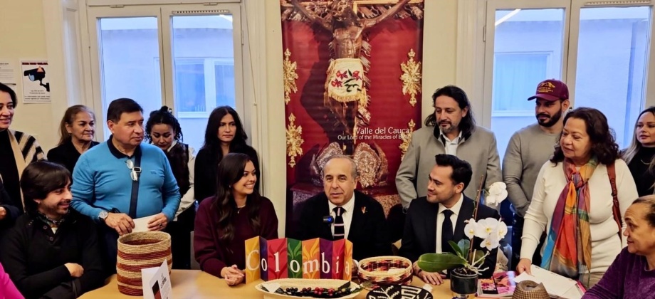 Foto del embajador y el cónsul con los participantes a la Primera Jornada de Puertas Abiertas