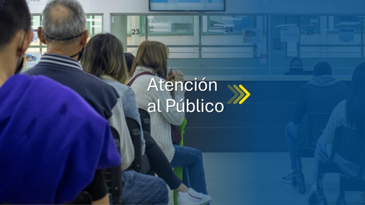 Banner de atención al público en el que se ven personas en una sala de espera